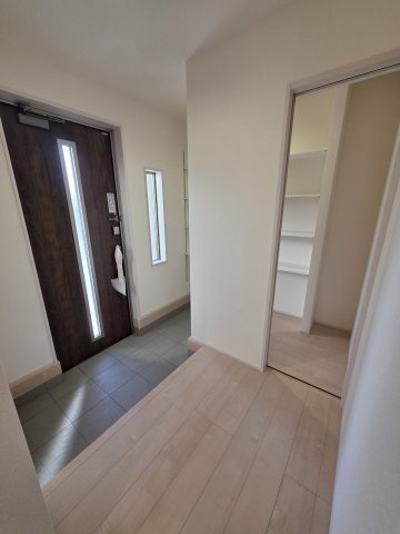 【玄関】 | リーブルガーデン．S　寄居露梨子　 | ６号棟現地玄関（2025年11月28日）撮影