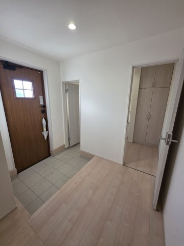 【洋室】 | リーブルガーデン．S　寄居露梨子　 | ７号棟現地玄関（2025年11月28日）撮影