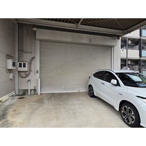 北区柳原ビル一棟貸しの駐車場
