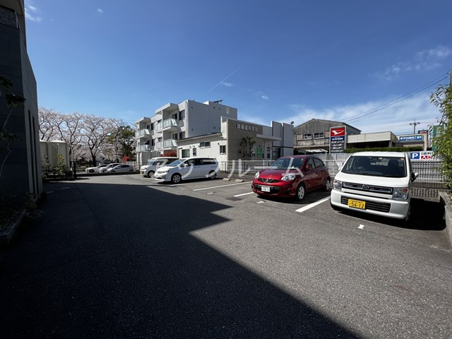 ヴェルナチュールの駐車場