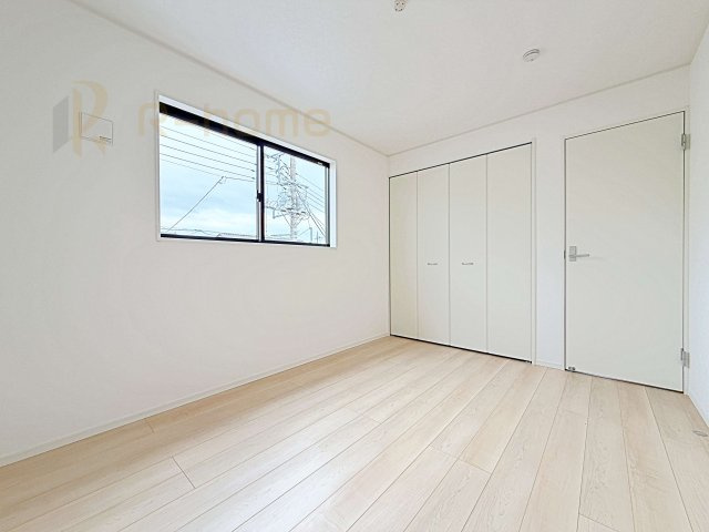 常総市水海道天満町第3　新築戸建て　2号棟の洋室|どんな部屋家具も合わせやすいシンプルな洋室！
たっぷりの日差しと心地よい風が舞い込む住まい♪