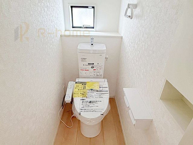 常総市水海道天満町第3　新築戸建て　2号棟のトイレ|温水洗浄便座付きのトイレ。
トイレが２ヵ所設置で朝の忙しい時間でも安心です。