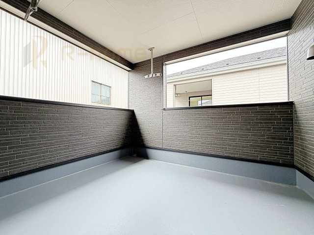 常総市水海道天満町第3　新築戸建て　2号棟のバルコニー|急な雨でも安心のインナーバルコニー♪忙しいご夫婦も大満足♪