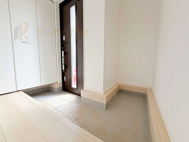 常総市水海道天満町第3　新築戸建て　2号棟の玄関|ベビーカーなどの収納にも便利な土間収納！