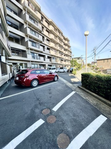 朝日プラザ浜松和合の駐車場|安全に駐車できるよう整えられた共用駐車場です！
