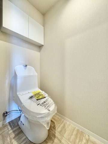 朝日プラザ浜松和合のトイレ|トイレには備え付けの棚がついているので、小物等を収納できて便利ですね。
