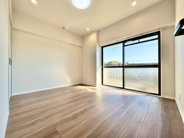 朝日プラザ浜松和合の洋室|こちらは6.5帖の洋室です。南側のお部屋で、常に木漏れ日が差し込みます♪