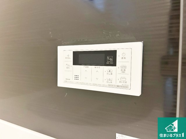 大阪市平野区加美東　第6期　新築一戸建てのキッチン|リビングと統一感があり、使い勝手のいいキッチン。広々としているので、二人並んで作業が出来ちゃいます。お子様と一緒に色々なお料理に挑戦できるスペースがあります。