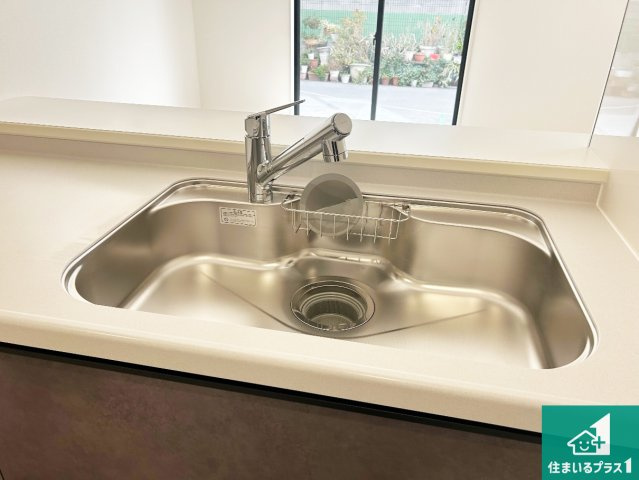 大阪市平野区加美東　第6期　新築一戸建ての独立洗面台|清潔感のある洗面台です。フラットな鏡は掃除がしやすく毎日清潔！ホースは引き出して使えるので洗顔やお掃除の際に便利です！