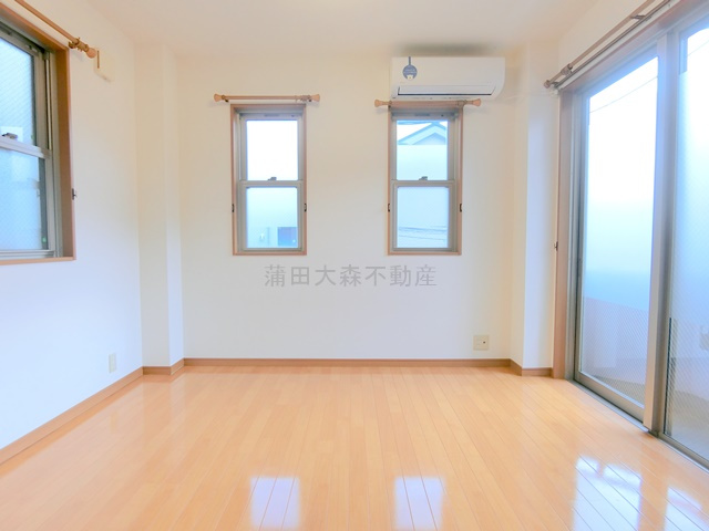 ROUND.7の居間・リビング|角部屋3面採光の洋室6帖