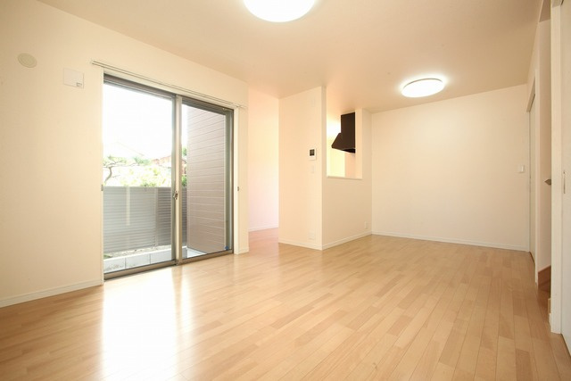 牛立町４－５０－１ＫＯＤＡＴＥＸⅣ－Ｂの居間・リビング|参考写真になります。現状優先です。類似物件