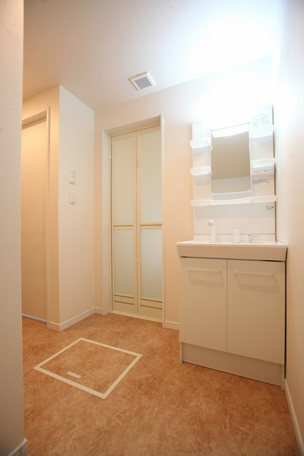 牛立町４－５０－１ＫＯＤＡＴＥＸⅣ－Ｂの洗面所|参考写真になります。現状優先です。類似物件