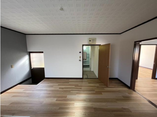 栗東市下戸山の店舗事務所の居間・リビング