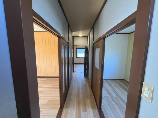 栗東市下戸山の店舗事務所の内装