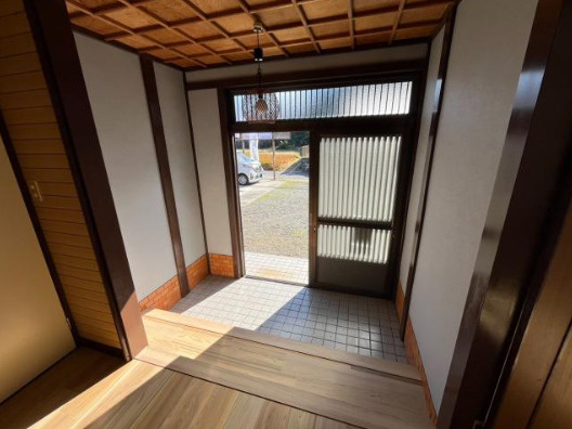 栗東市下戸山の店舗事務所の玄関