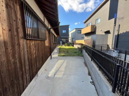 栗東市下戸山の店舗事務所の庭