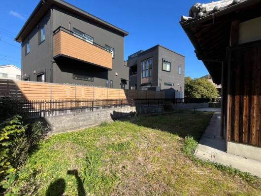 栗東市下戸山の店舗事務所の庭