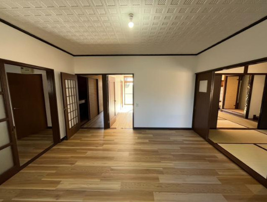 栗東市下戸山の店舗事務所の洋室