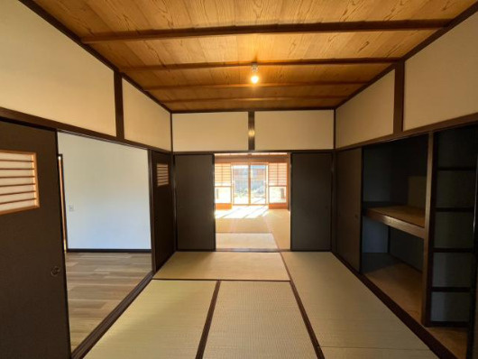 栗東市下戸山の店舗事務所の和室