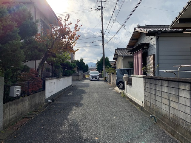 八幡町32番3号（B-34）の前面道路含む現地写真