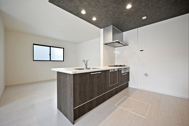 尼崎市武庫町3丁目新築一戸建て2号棟│4LDK+駐車1台可のキッチン|キッチンからリビングが見渡せるフラットキッチンは小さなお子様が遊んでいても見守ることができるため安心です。