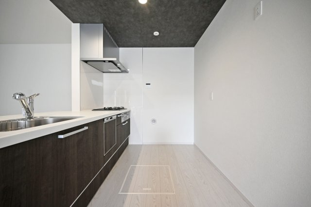 尼崎市武庫町3丁目新築一戸建て2号棟│4LDK+駐車1台可のキッチン|キッチンスペースが広く、人とすれ違っても作業の手を止めることなく進行できます。お子様に料理を教えたり、ご友人と作ることもできます。