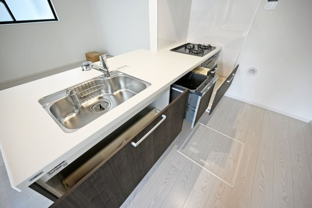 尼崎市武庫町3丁目新築一戸建て2号棟│4LDK+駐車1台可のキッチン|お料理好きでお料理道具が増えてしまう方も安心の収納量となっております。大きなお鍋も入るため、ご家族が多い方にもおすすめです。