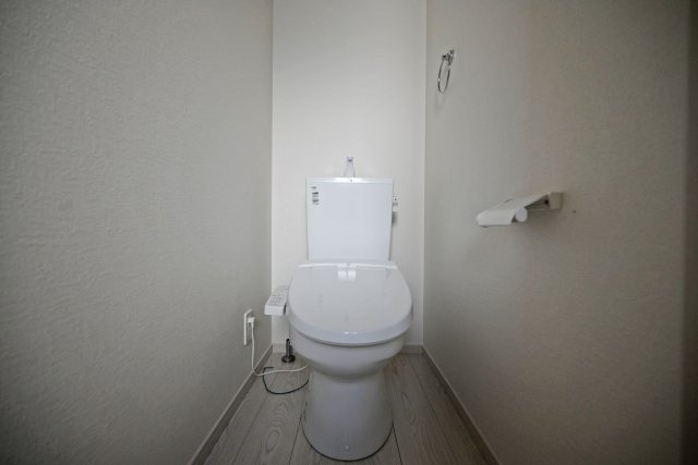 尼崎市武庫町3丁目新築一戸建て2号棟│4LDK+駐車1台可のトイレ|お手洗いは非常にシンプルなデザインのため、インテリアや写真などで彩ると自分の色が出せます。