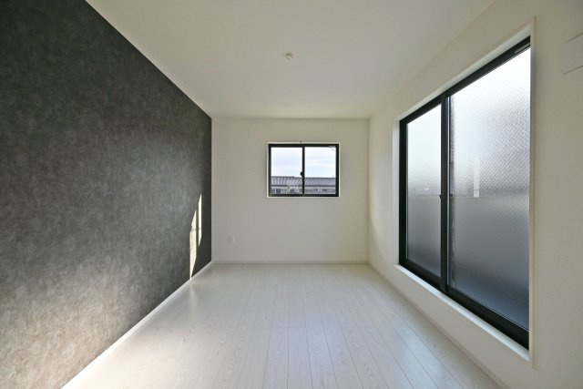 尼崎市武庫町3丁目新築一戸建て2号棟│4LDK+駐車1台可の洋室|7.5帖の洋室です。シンプルなデザインですが、アクセントクロスが味を出していてオシャレですね。ワンランク上の寝室を作ることができます。