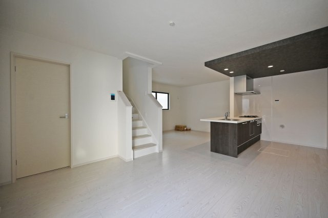 尼崎市武庫町3丁目新築一戸建て2号棟│4LDK+駐車1台可の居間・リビング|18.2帖のリビングです。広々としていて家族みんなが集まっても悠々と過ごせます。また、家族間の交流が増えるリビング階段も魅力の1つです。