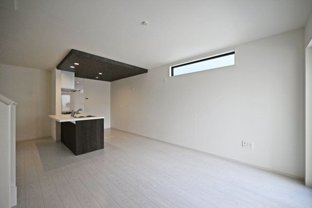 尼崎市武庫町3丁目新築一戸建て2号棟│4LDK+駐車1台可の居間・リビング|広々としたリビングはダイニングテーブルとソファを置いても余裕があります。ご内覧の際はメジャーをお持ちいただくとイメージがしやすくなります。