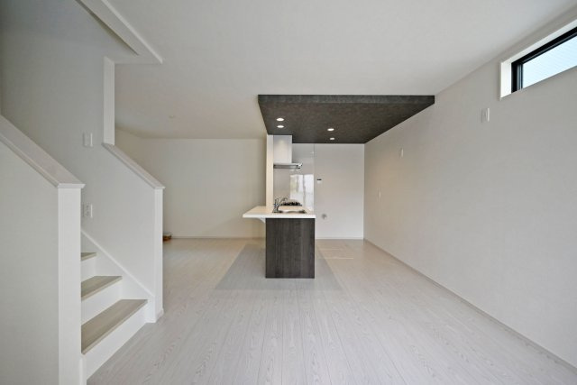 尼崎市武庫町3丁目新築一戸建て2号棟│4LDK+駐車1台可の居間・リビング|こちらの階段は、2階への行き来でリビングを通るため、家族同士の会話が増え、顔を合わせる機会が増えます。