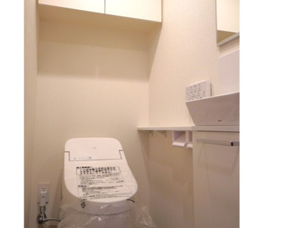 【トイレ】 | アヴァンカーサ町屋 | 落ち着いた色調のトイレです