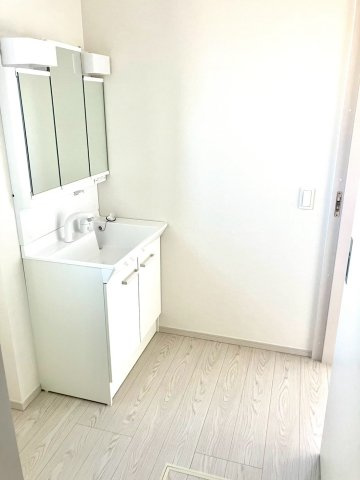 高松市上天神町①　新築戸建　２階建　４LDKの独立洗面台