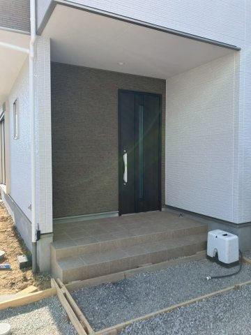 高松市上天神町①　新築戸建　２階建　４LDKの玄関