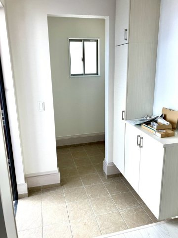 高松市上天神町①　新築戸建　２階建　４LDKの玄関