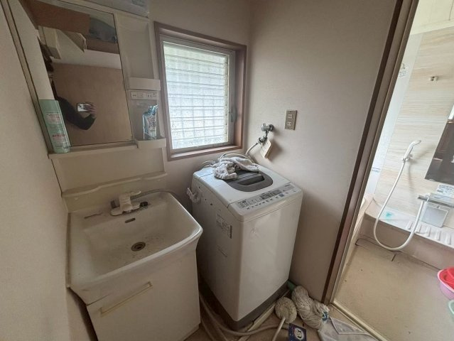 埼玉県狭山市広瀬台1丁目　中古戸建の独立洗面台|独立洗面台です