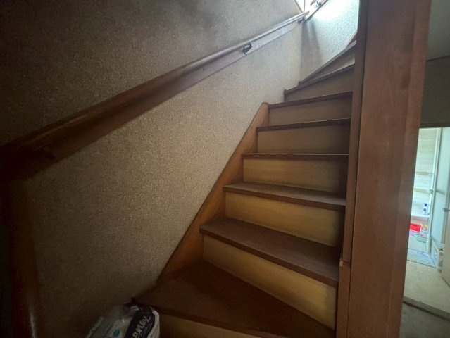 埼玉県狭山市広瀬台1丁目　中古戸建のその他|階段