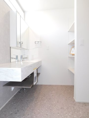 名古屋市西区比良４丁目の新築一戸建の独立洗面台|◇洗面室◇　　お手入れのしやすい広いオープンサニタリー♪　タオルや肌着類などの収納に便利な可動棚の収納完備！