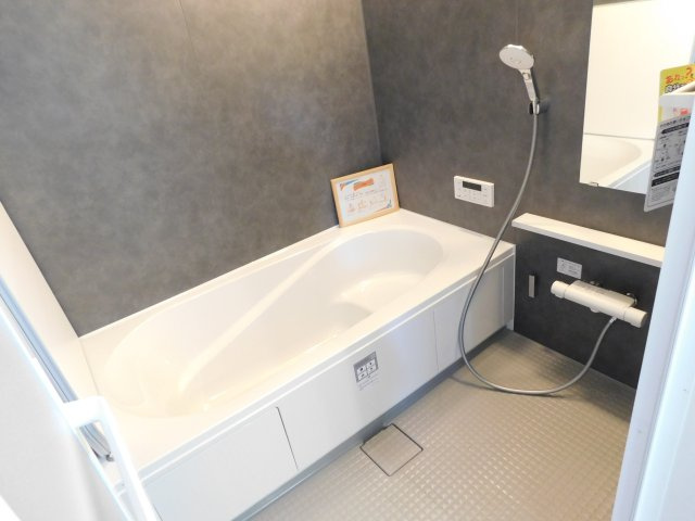 名古屋市西区比良４丁目の新築一戸建の浴室|◇浴室◇　　広い１坪サイズ（LIXIL）・浴室暖房乾燥機・追い焚き・断熱浴槽・エコベンチ浴槽・エコスイッチシャワー・キレイサーモフロア・オートバス・バリアフリー・浴室窓あり