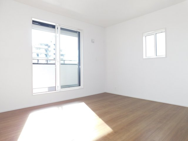 名古屋市西区比良４丁目の新築一戸建の洋室|◇洋室◇　　南面で明るい洋室７．０帖　ウォークインクローゼット完備！　バルコニー利用可♪