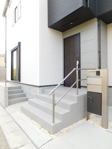 名古屋市西区比良４丁目の新築一戸建の玄関|◇宅配ＢＯＸ◇　　不在時でも荷物の受け取りが可能な宅配ＢＯＸ付きポスト！