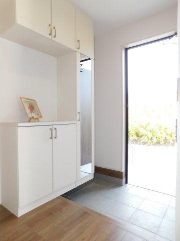 名古屋市西区比良４丁目の新築一戸建の玄関|◇玄関収納◇　　家族の履物がしっかり収納できるミラー付き大型シューズ収納♪