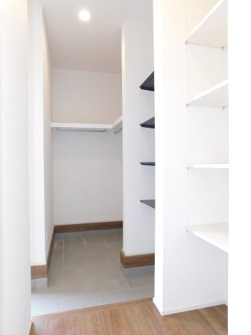 名古屋市西区比良４丁目の新築一戸建の収納|◇土間収納◇　　玄関にはアウトドア用品やベビーカーが置ける土間収納完備！