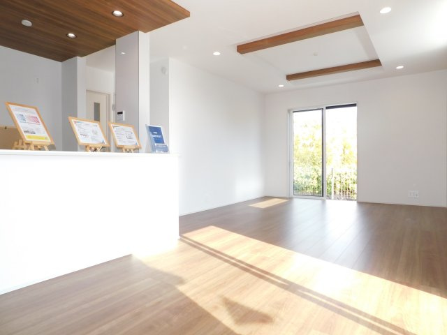 名古屋市西区比良４丁目の新築一戸建の居間・リビング|◇リビング◇　　南面で明るく広いリビング１８．０帖　アクセントになる化粧梁と開放感を演出する折り上げ天井♪