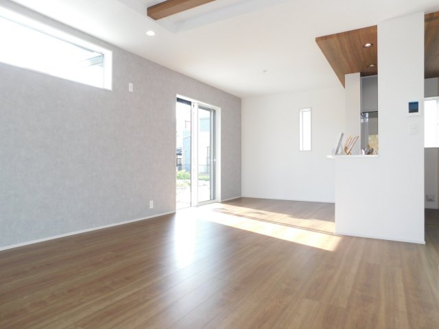 名古屋市西区比良４丁目の新築一戸建の居間・リビング|◇リビング◇　　南面で明るく広いリビング１８．０帖　ポップアップ天井のおしゃれなキッチン♪