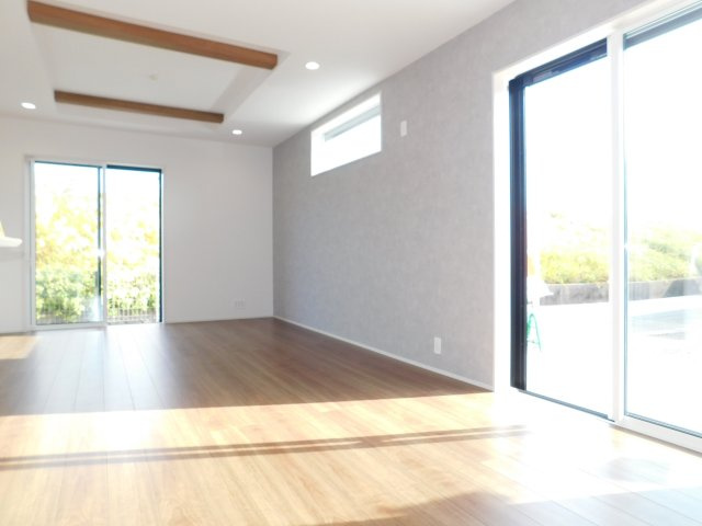 名古屋市西区比良４丁目の新築一戸建の居間・リビング|◇リビング◇　　南面で明るく広いリビング１８．０帖　アクセントクロスに合わせたインテリアを楽しむことができます♪