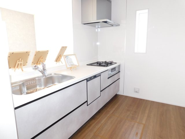 名古屋市西区比良４丁目の新築一戸建のキッチン|◇キッチン◇　　人気の対面式・人工大理石天板システムキッチン・食洗機・浄水機能付ハンドシャワー・静音仕様シンク・薄型換気扇・スローインクローズレール・床下収納庫