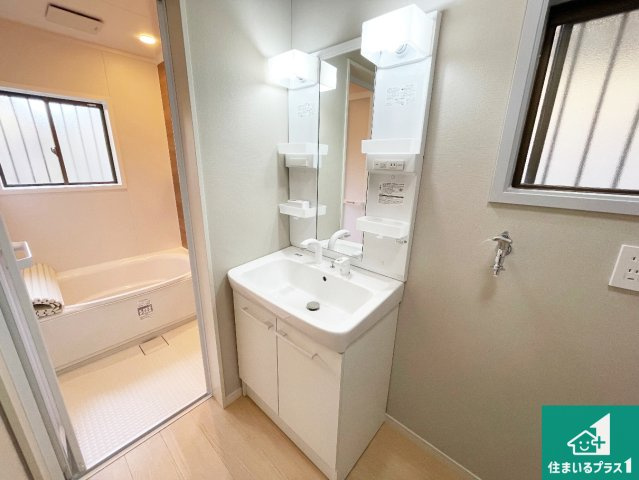 大津市黒津　中古一戸建ての独立洗面台|清潔感のある洗面台です。フラットな鏡は掃除がしやすく毎日清潔！