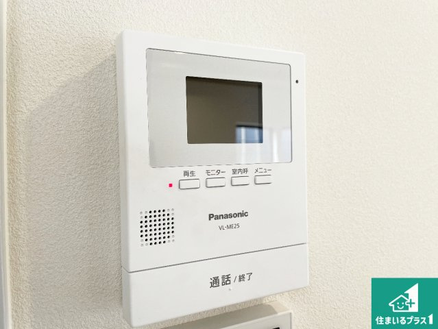 大津市黒津　中古一戸建ての防犯設備|カラーモニターインターホン！声だけでなく来訪者の姿や顔がモニターで確認できるので、小さなお子様がいらっしゃるご家庭でも安心できます！
